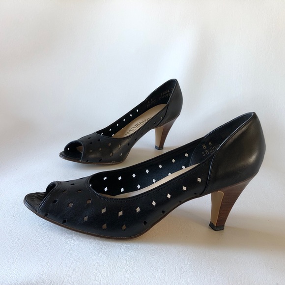 Not your ordinary black pump! - Picture 4 of 8